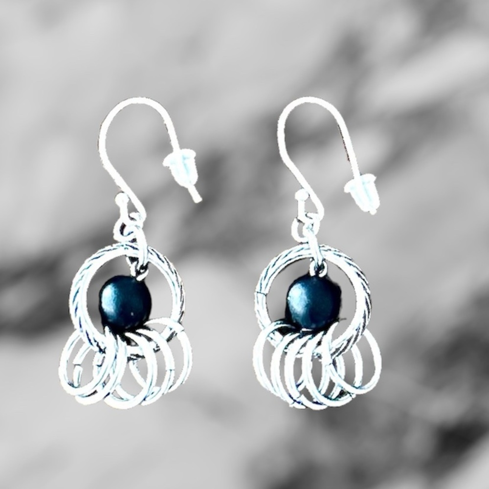 EUC! UNIQUE BLACK AND SILVER CIRCLES DROP EARRINGS